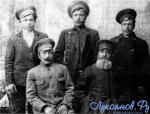 Семья Леонтия Ивановича Тарасова (сидит справа) четверо сыновей Федор Владимир Николай и Кирилл были участниками войны.jpg