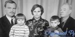 Георгий Разумов с женой и дочкой Ириной и Лев Васильевич Разумов с внуком Костей.jpg